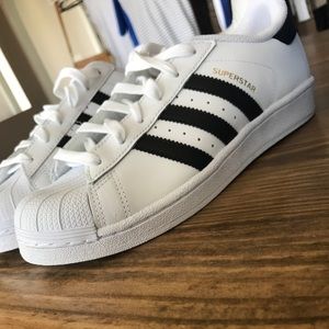 Women’s Size 7 Adidas Superstars